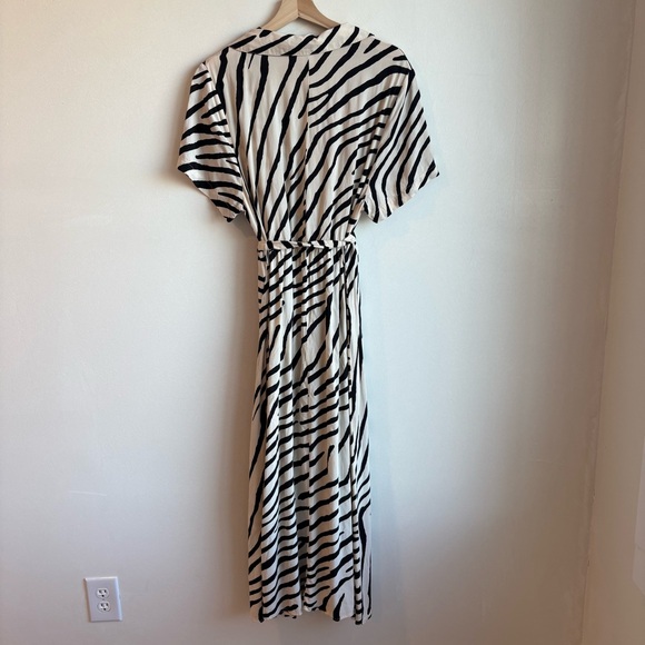 H&M Zebra Print Tie Belt Button-Down Shirt Dress – Size Large - Picture 6 of 7